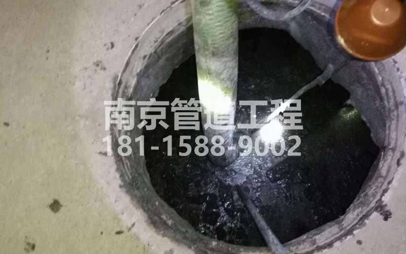 216杉湖路清理化粪池