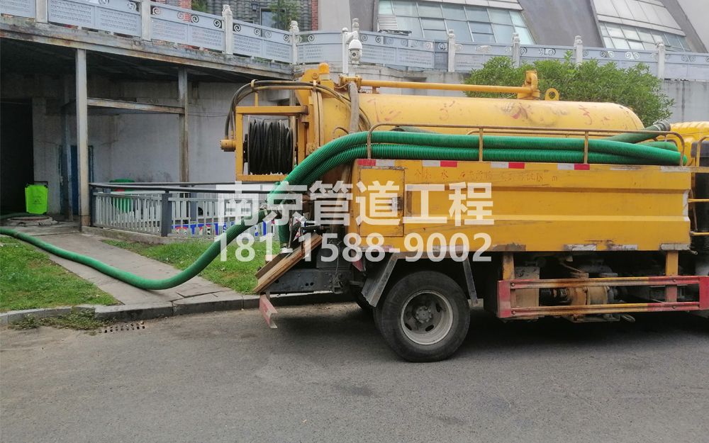 277杉湖路商场隔油池吸污
