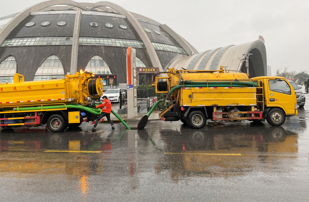 杉湖路商场管道清淤